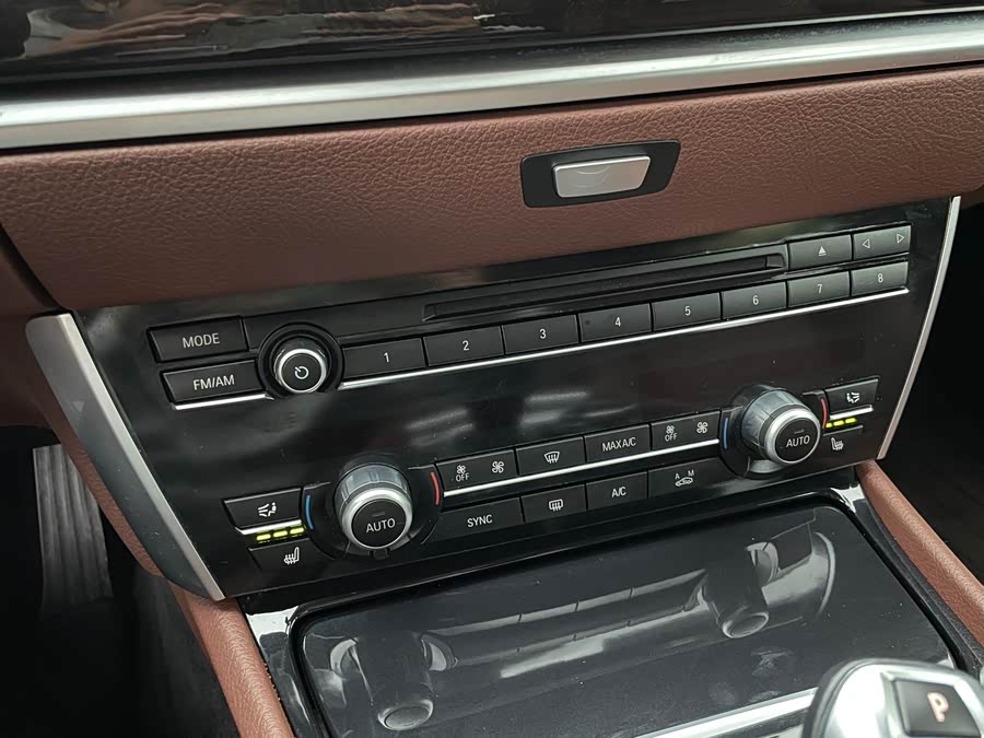 BMW 5 Series GT 2014 immagine di auto #12