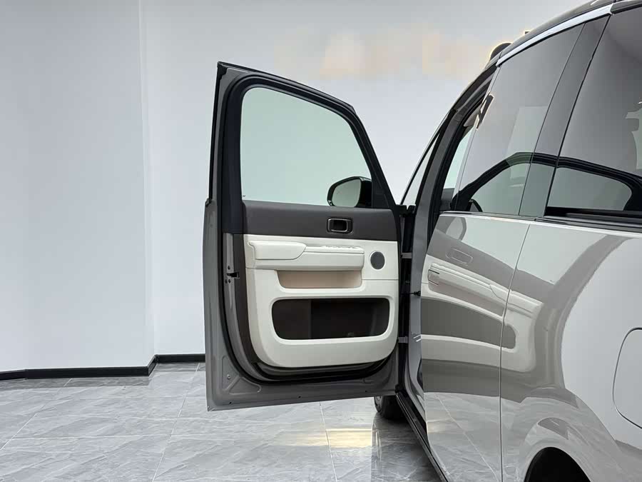 理想汽车 理想MEGA 2024 汽车图片 #12