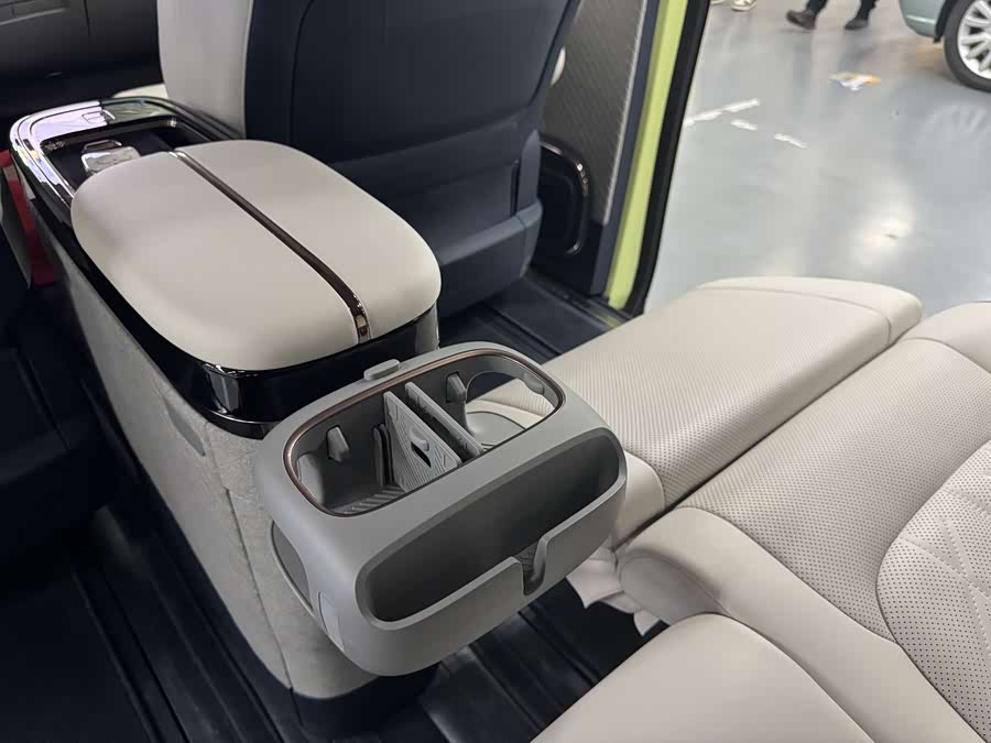 极氪 极氪MIX 汽车图片 #12