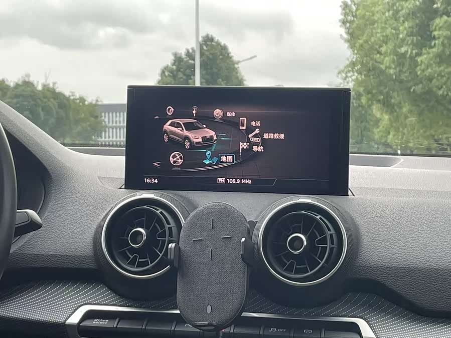 Audi Q2L e-tron 2020 صورة سيارة #12