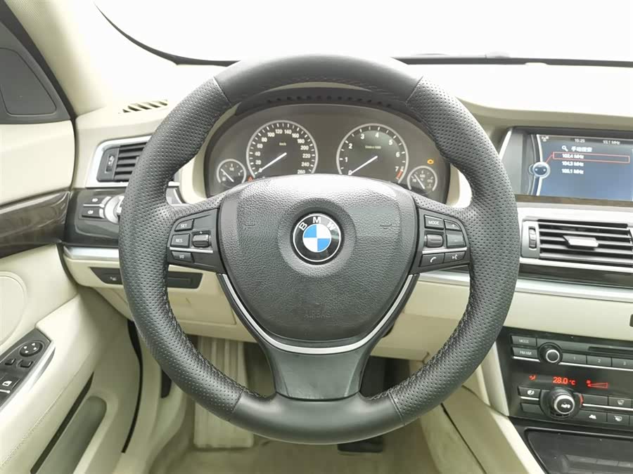 BMW 5 Series GT 2017 immagine di auto #12