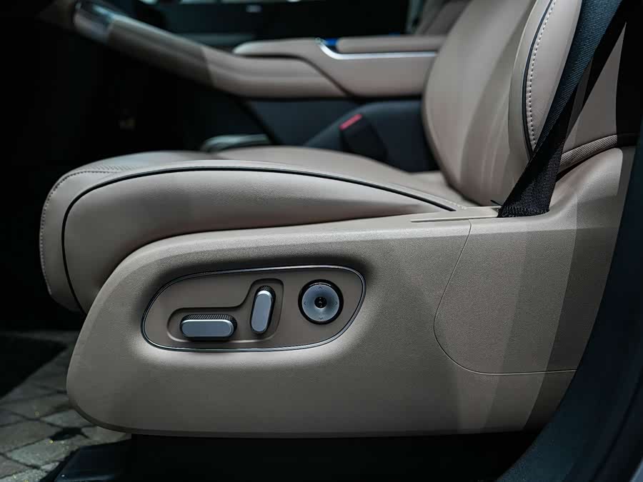 Xpeng X9 2025 صورة سيارة #12