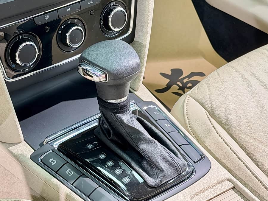 Skoda Superb 2012 car image #12