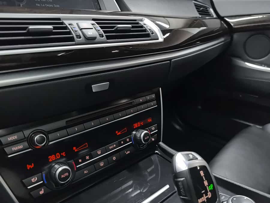 BMW 5 Series GT 2011 immagine di auto #12