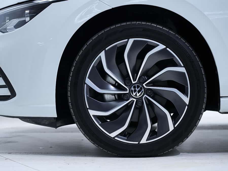Volkswagen Golf 2023 car image #12