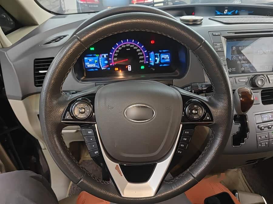 BYD M6 2015 car image #12