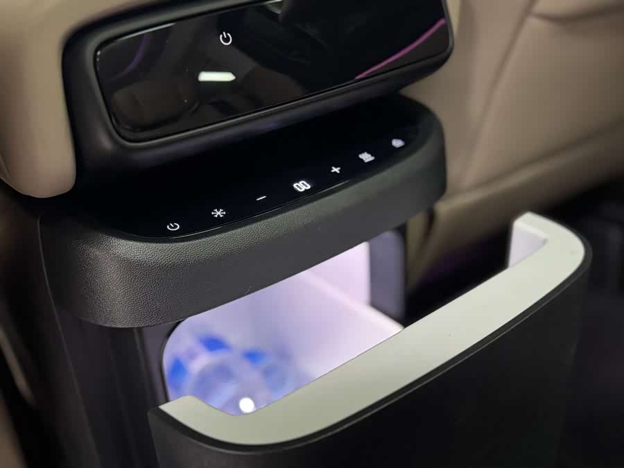 Xpeng X9 2024 immagine di auto #12