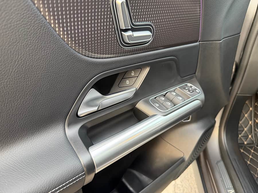 Mercedes-Benz EQA Class 2023 immagine di auto #12