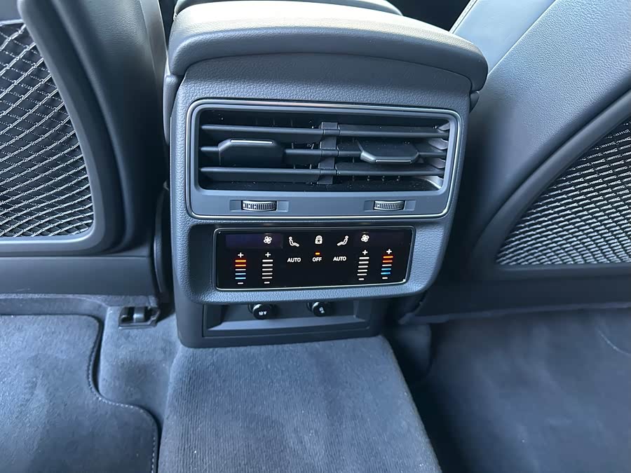 Audi SQ7 2024 car image #12