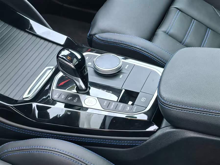 BMW X4 M40i car image #12