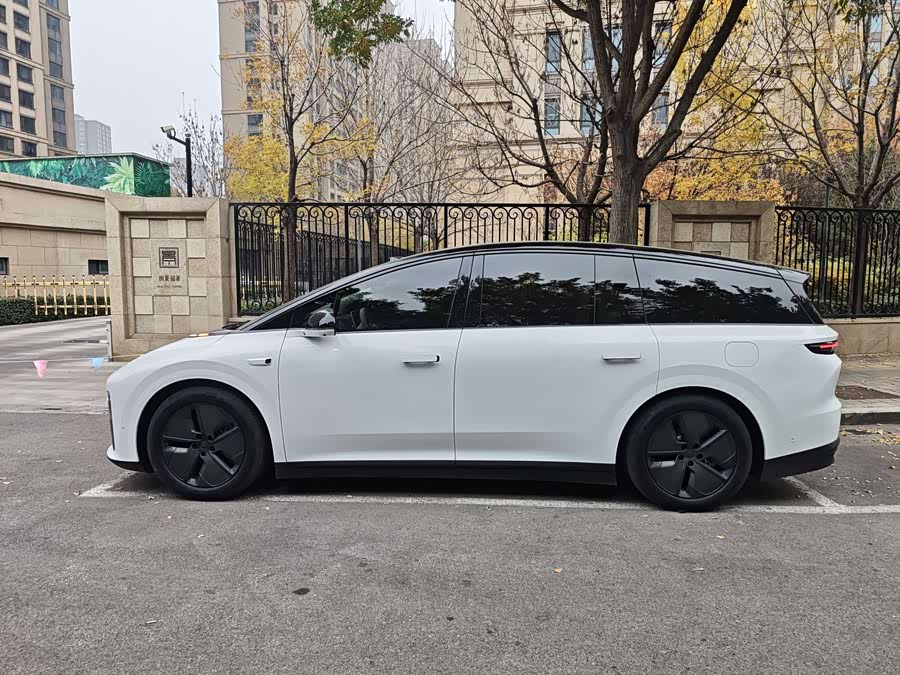 Li i8 2025 image de voiture #12