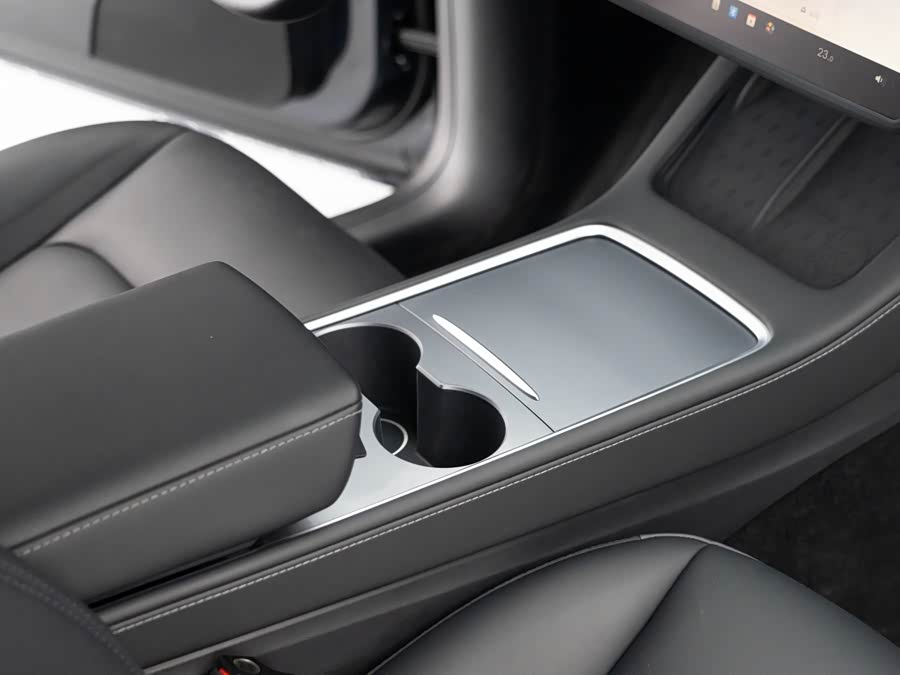 Tesla Model Y 2024 car image #12