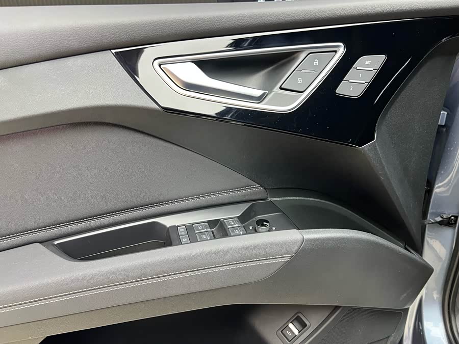 Audi Q4 e-tron 2023 صورة سيارة #12