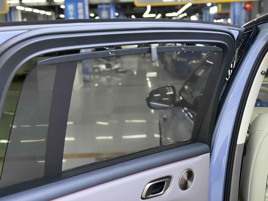 Li i8 2025 image de voiture #12