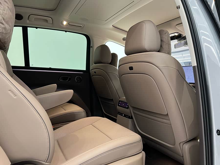 Li i8 2025 image de voiture #12