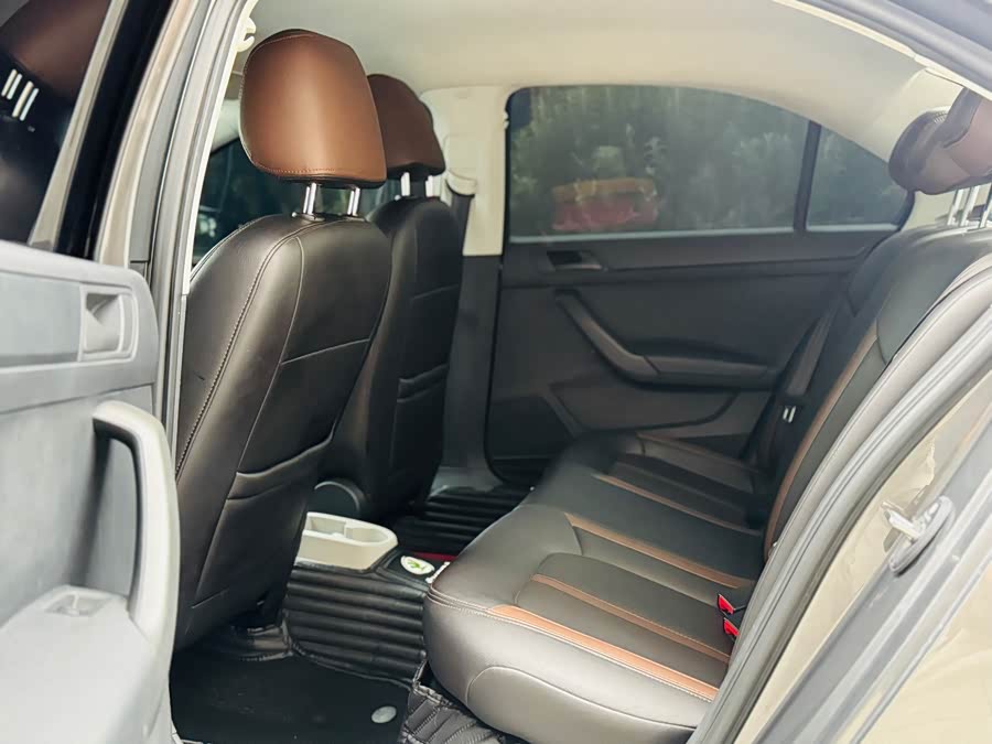 Skoda Rapid 2016 car image #12