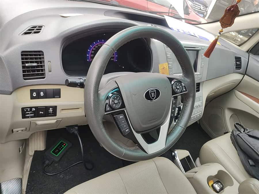 BYD M6 2014 car image #12