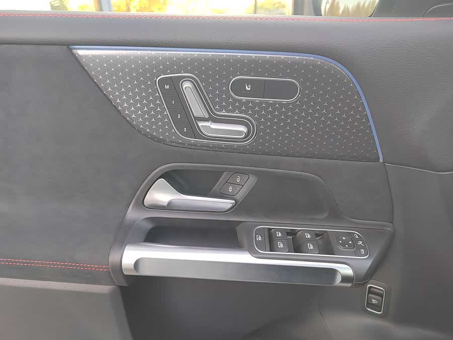 Mercedes-Benz GLB AMG 2025 imagen de coche #12