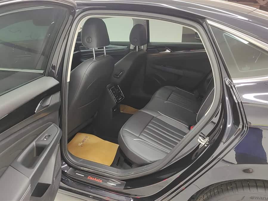 Volkswagen Passat 2023 car image #12