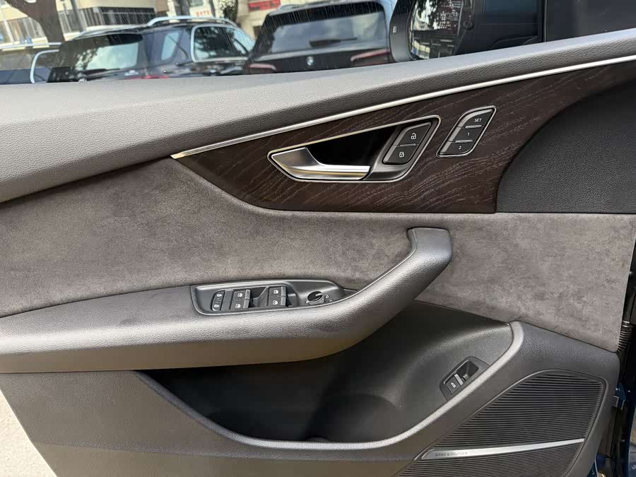 Audi Q8 2022 car image #12