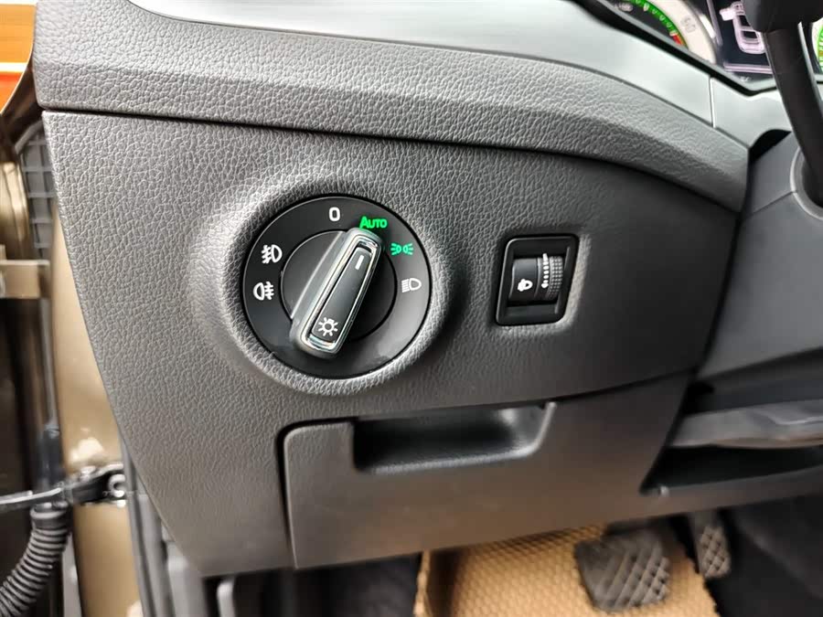 Skoda Superb 2018 car image #12