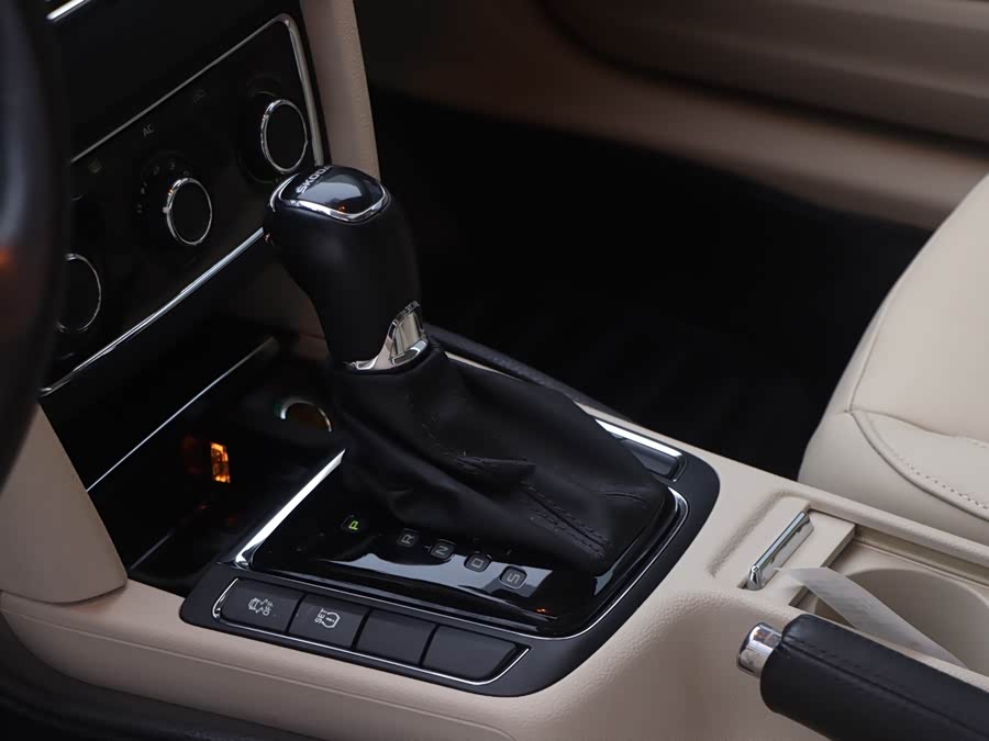Skoda Superb 2015 car image #12