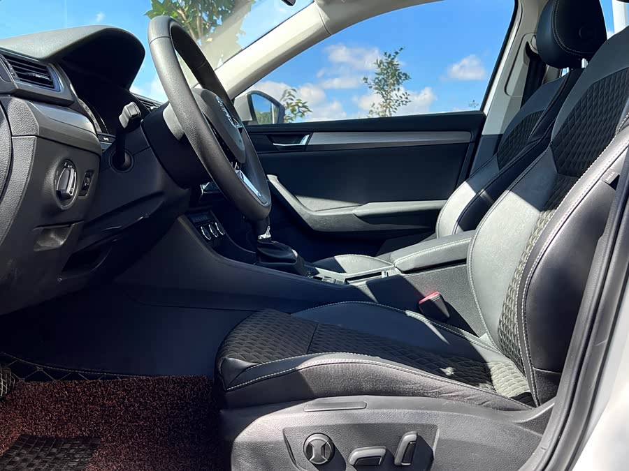 Skoda Superb 2019 car image #12
