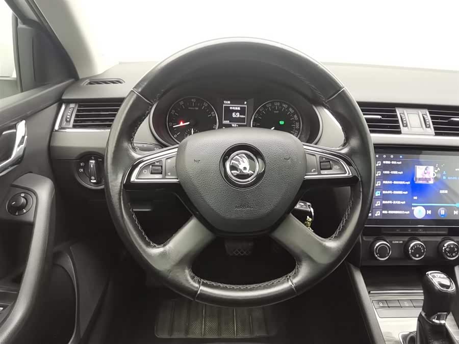 Skoda Octavia 2016 car image #12