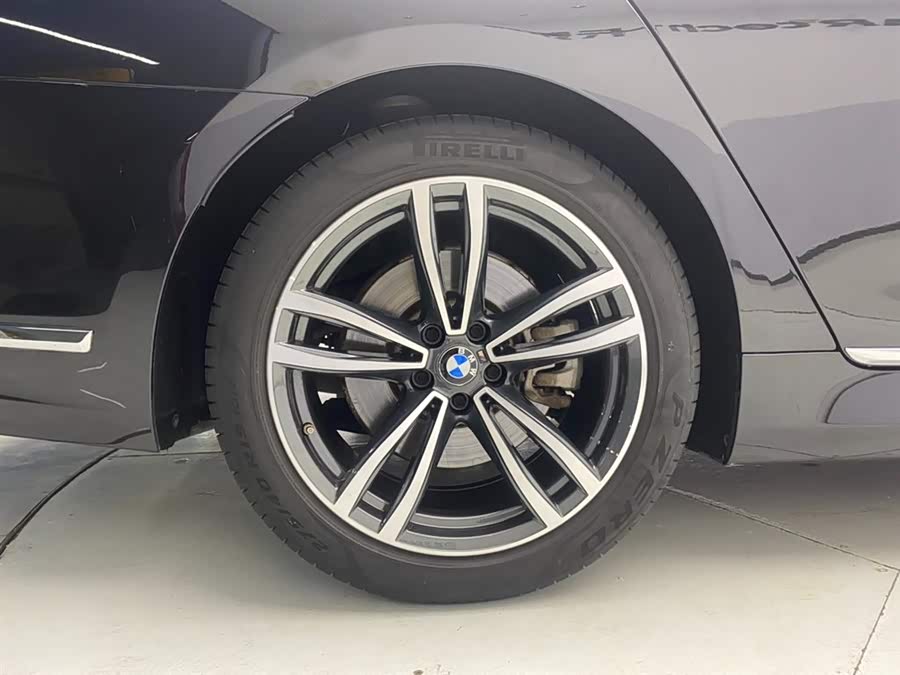 BMW 7 Series 2020 car image #12