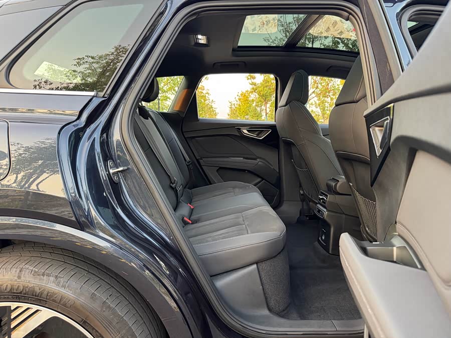 Audi Q4 e-tron 2022 immagine di auto #12