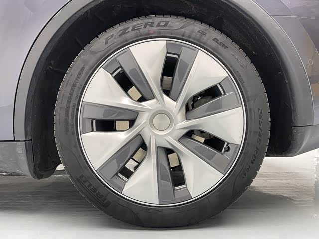 Tesla Model Y 2023 car image #12