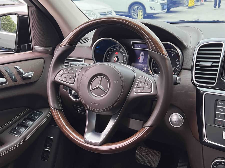 Mercedes-Benz GLS Class 2018 car image #12