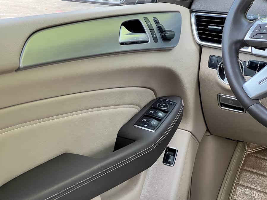 Mercedes-Benz M Class 2015 car image #12