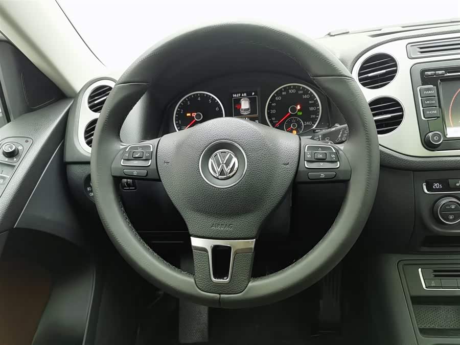Volkswagen Tiguan 2015 car image #12