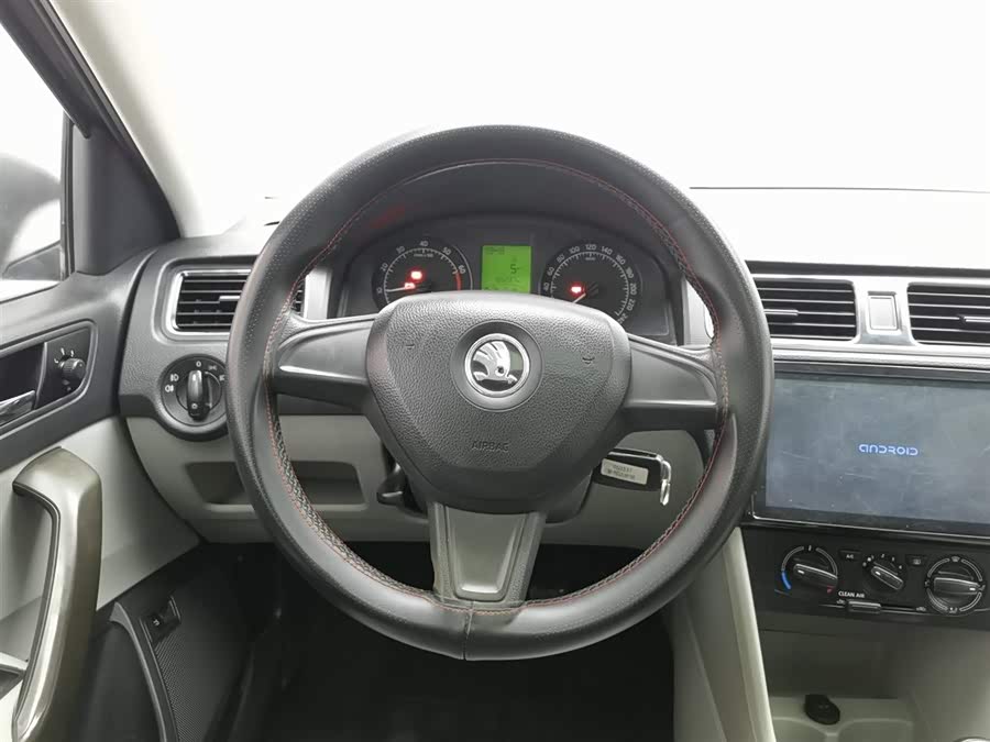 Skoda Rapid 2017 car image #12