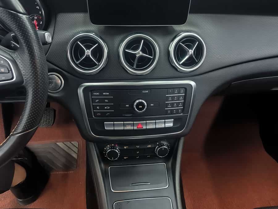 Mercedes-Benz GLA Class 2018 car image #12