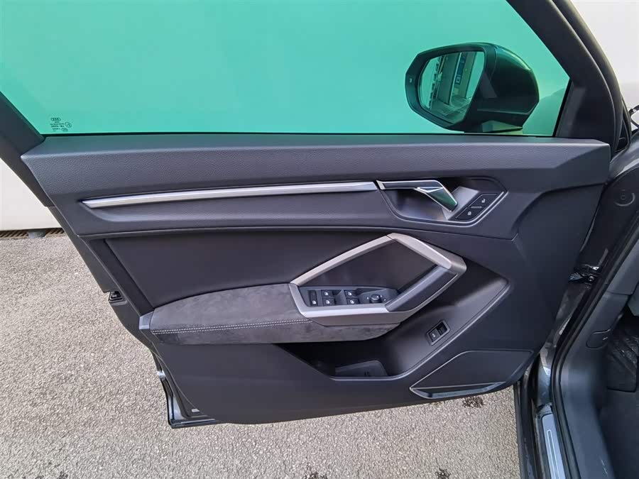 Audi Q3 2020 car image #12