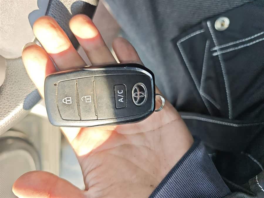 Toyota bZ4X 2024 immagine di auto #12