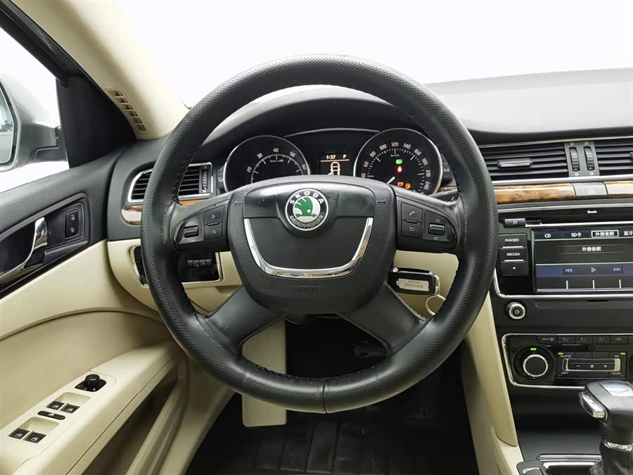 Skoda Superb 2012 immagine di auto #12