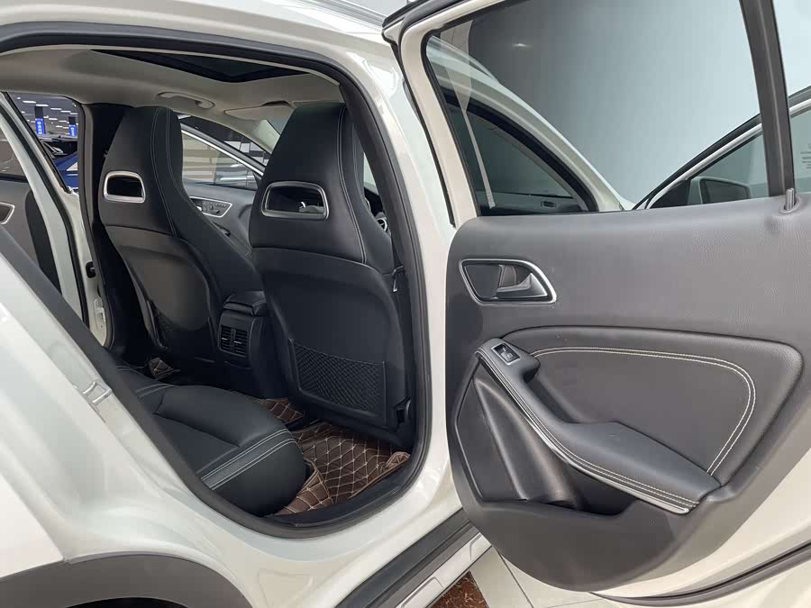 Mercedes-Benz GLA Class 2017 car image #12