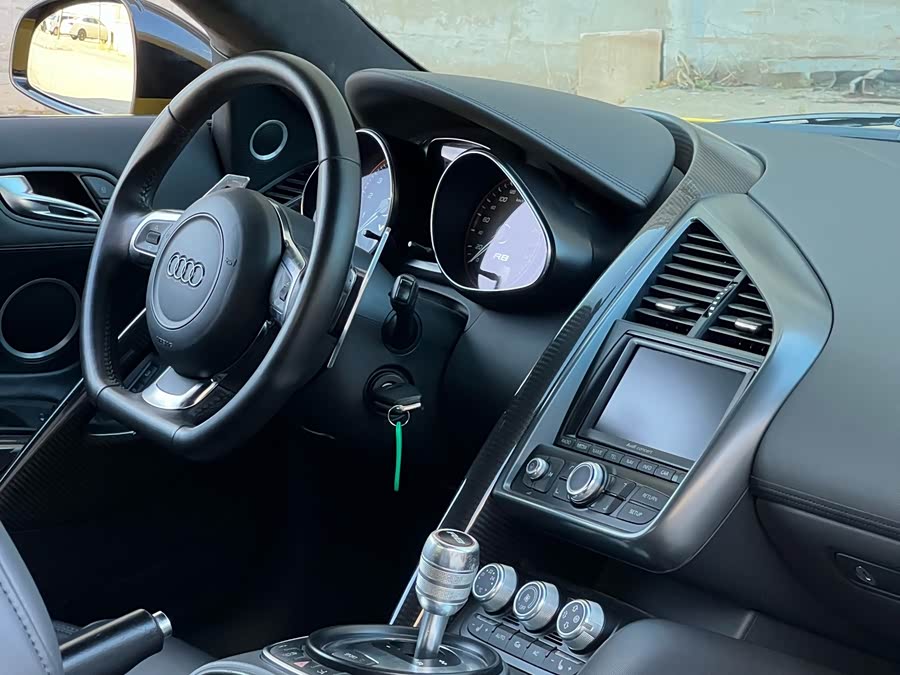 Audi R8 2012 car image #12