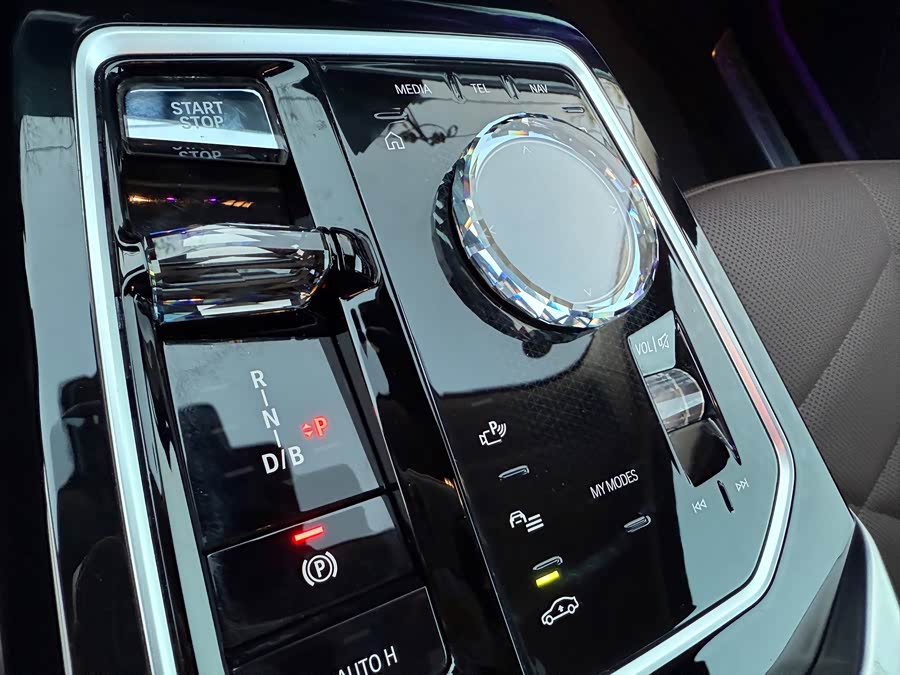 BMW i7 2024 car image #12