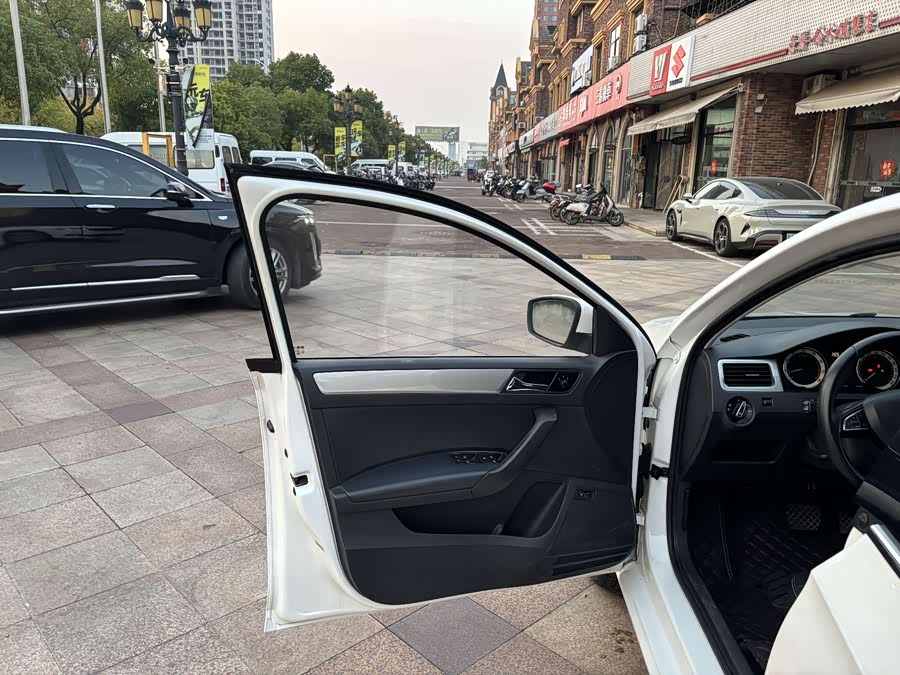Skoda Rapid 2018 imagen de coche #12