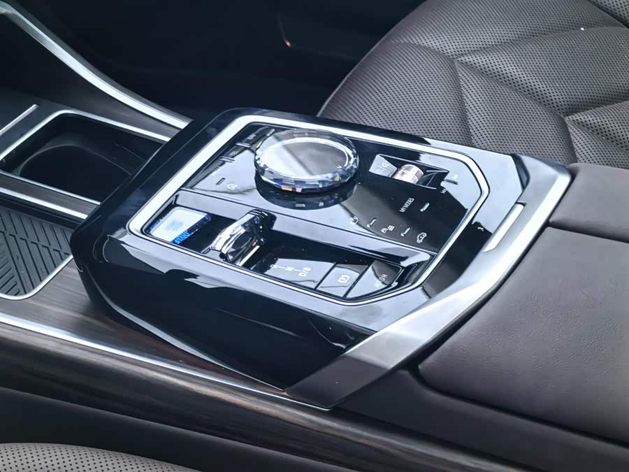 BMW i7 2024 car image #12