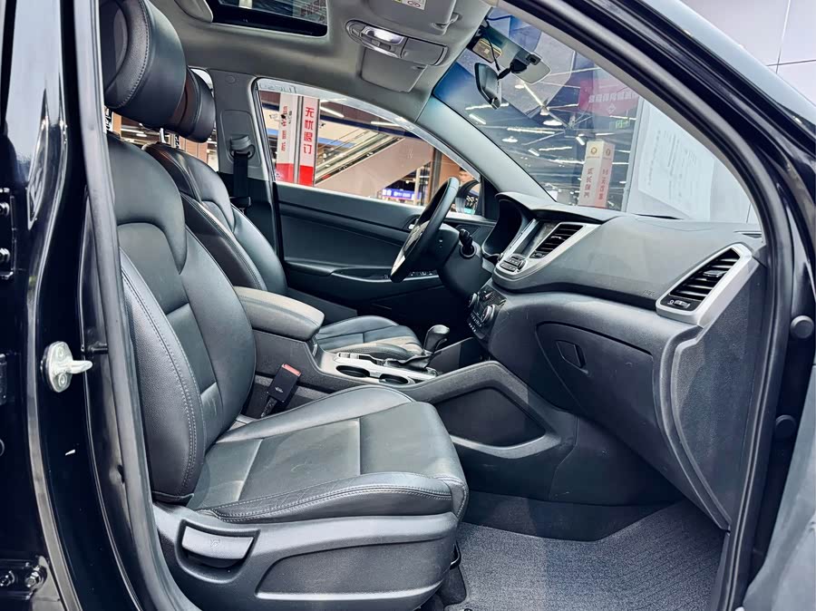 Hyundai Tucson 2016 car image #12