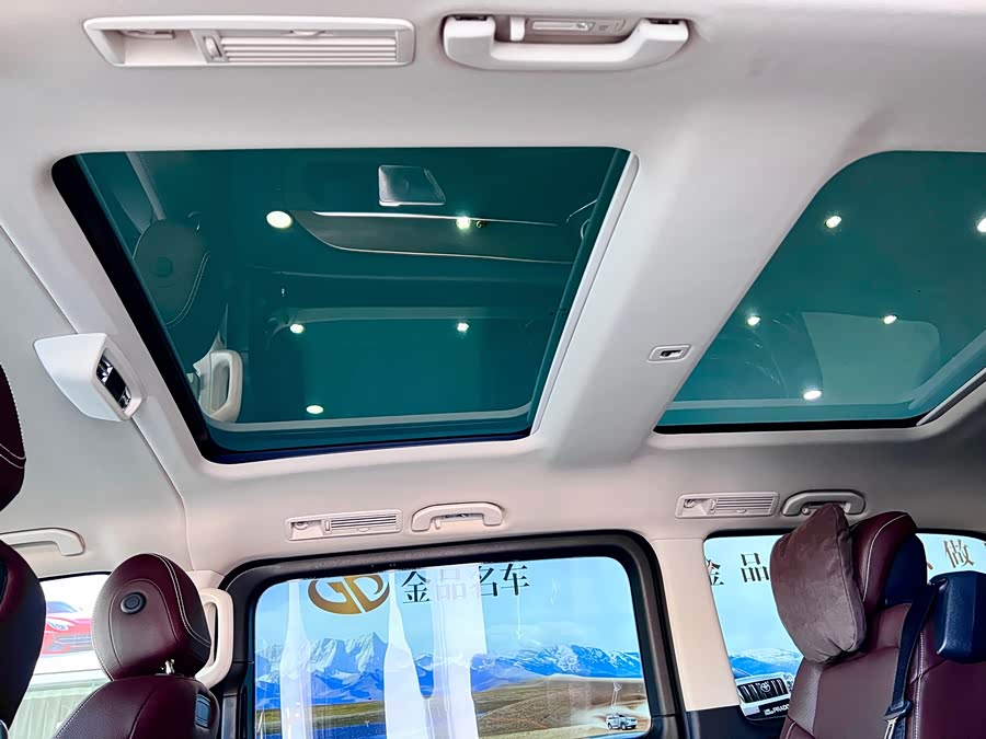 Mercedes-Benz V Class 2023 immagine di auto #12