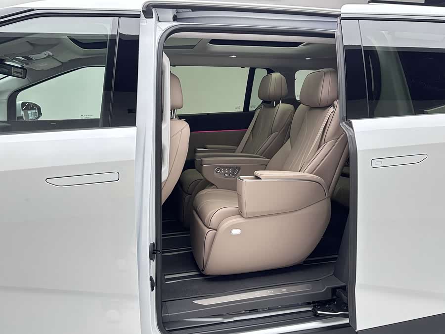 Xpeng X9 2025 صورة سيارة #12