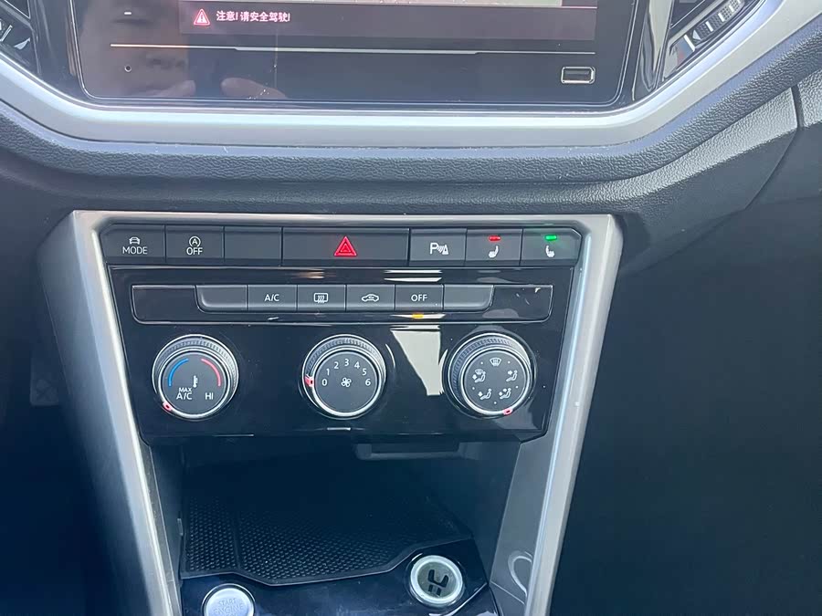 Volkswagen T-Roc 2022 car image #12