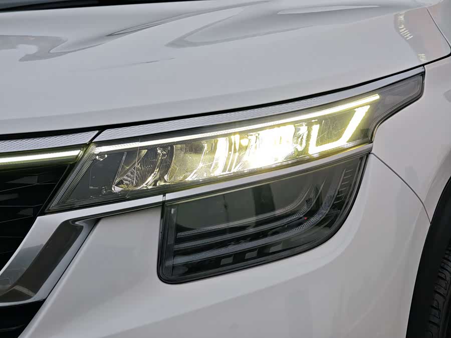 Kia Stonic 2021 car image #12