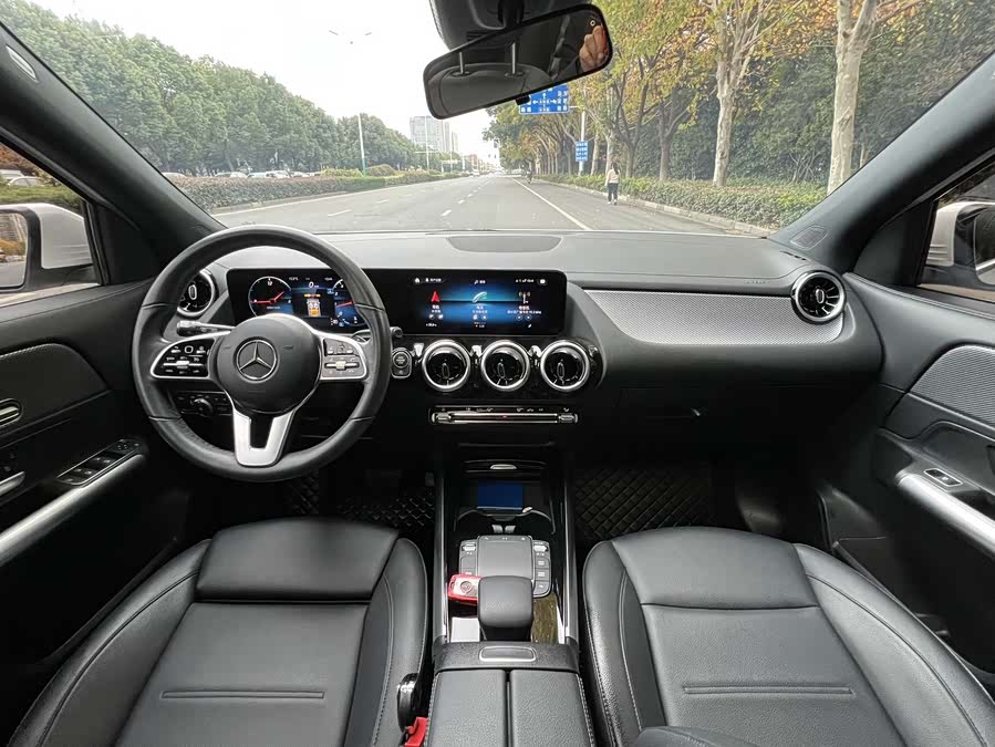 Mercedes-Benz GLA Class 2023 car image #12